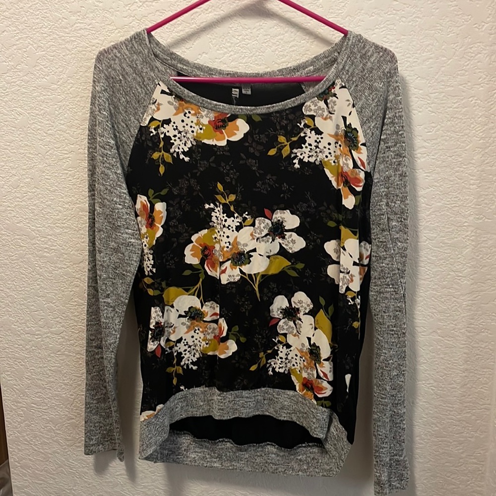 Women’s baseball-tee style sweater